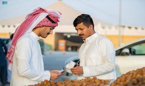 Penjual dan pembeli bertransaksi dalam Festival Kurma di Buraidah, Arab Saudi, Selasa (9/8/2022). 70 Negara Mengimpor Kurma dari Festival Buraidah Arab Saudi