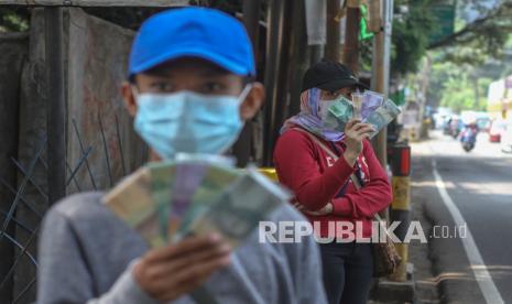 Penjual jasa penukaran uang baru (ilustrasi). Muslim diimbau berhati-hati dan tidak menjadikan penukaran uang bersifat jual-beli, sebab itu tidak diperbolehkan. 