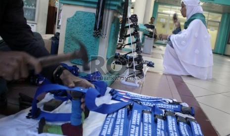   Penjual tali paspor haji di Asrama Haji Pondok Gede, Jakarta.   (Republika/Yasin Habibi)