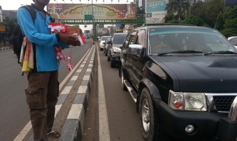 Penjual ketupat bernuansa merah putih di Bekasi, Sabtu (10/8)