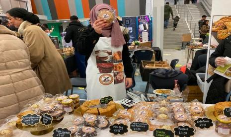 Penjual kue di pasar Gastronomi Halal pertama di Birmingham, Inggris.