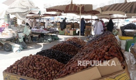 Penjual kurma di Jabal Uhud sekitar lima kilo meter sebelah Utara kota Madinah, Ahad (13/8). (Republika/ Amin Madani)