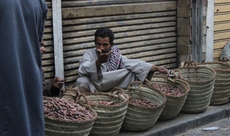 Penjual kurma di pusat perbelanjaan Husein Kairo, Mesir 