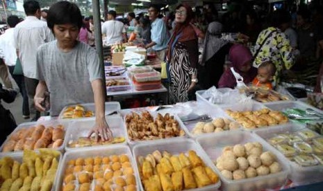 Penjual makanan berbuka puasa (ilustrasi). Berdasarkan sebuah penelitian, diketahui bahwa masyarakat Indonesia  masih berniat mempertahankan pola dan bentuk makan yang sama bahkan cenderung lebih banyak daging dan olahan dengan minyak.