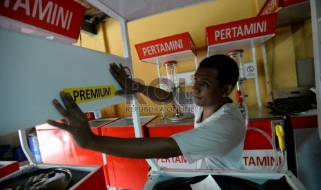 Penjual melakukan pengisian bahan bakar minyak (BBM) jenis premium di salah satu kios pengisian BBM Pertamini di Jakarta, Senin (2/2).(Republika/Prayogi)