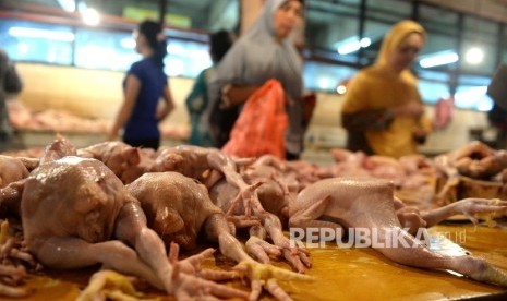 Penjual melayani pembelian ayam potong di Pasar Tebet, Jakarta, Rabu (20/4).  (Republika/Wihdan)