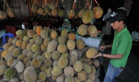 Penjual memilah durian untuk pelanggan. Ilustrasi.