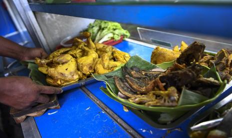 Penjual menata daging ayam dagangannya di salah satu warung di Jakarta, Selasa (22/2/2022). Sejumlah konsumen mulai mengeluhkan tahu dan tempe yang tidak dijual di sejumlah pasar akibat aksi mogok produksi dari perajin tahu dan tempe hingga Rabu (23/2/2022).