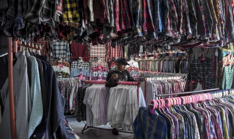 Penjual menata pakaian bekas impor di salah satu kios di Pasar Cimol Gedebage, Gedebage, Kota Bandung, Jawa Barat.