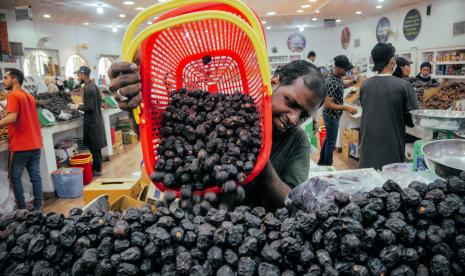 Penjual menjajakan kurma di Kebun Kurma, Madinah, Arab Saudi, Ahad (23/10/2022). Wisata kebun kurma masih menjadi daya tarik bagi para jamaah haji dan umrah Indonesia. 