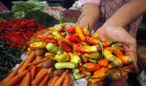 Penjual menunjukkan cabai rawit merah di Pasar Cibinong, Kabupaten Bogor, Jawa Barat.