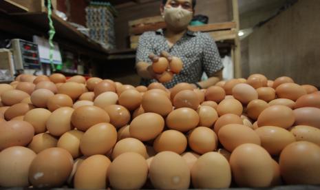 Penjual menunjukkan telur di pasar tradisional di Jakarta, Senin (3/5/2021). Telur cage free disebut lebih bernutrisi karena ayam petelurnya dapat bergerak bebas. Ilustrasi.