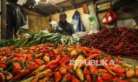 Penjual menyortir cabai rawit merah. Harga cabai rawit merah di pasar daerah tersebut naik dari Rp50 ribu per kilogram menjadi Rp85 ribu per kilogram sejak awal tahun. Kementan menyatakan akhir Januari, harga cabai akan turun.