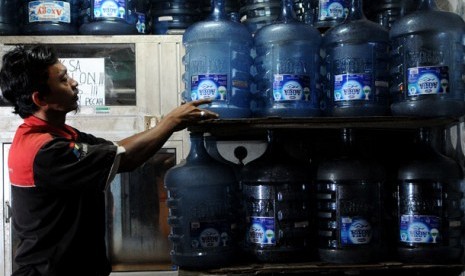 Penjual merapikan galon kosong di salah satu agen galon di kawasan Pasar Minggu, Jakarta (ilustrasi). BSN memastikan air minum dalam kemasan galon aman dikonsumsi.