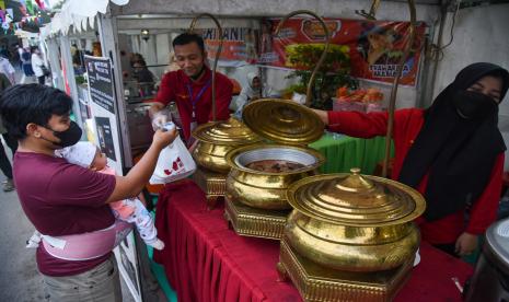 Penjual nasi briyani khas Timur Tengah melayani pengunjung pada Festival Kuliner Medan 2022 di Medan, Sumatera Utara, Selasa (19/7/2022). Festival yang mengangkat tema The Kitchen of Asia dengan menyajikan kuliner khas dari sejumlah negara dan sempat ditiadakan selama dua tahun terakhir akibat pandemi COVID-19 itu digelar kembali pada tahun ini. 