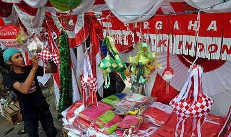 Penjual : Penjual menata hiasan nuansa merah putih di sekitar pasar Jatinegara, Jakarta, Minggu (11/8). Menjelang peringatan Hari Proklamasi Kemerdekaan RI 17 Agustus, penjualan bendera, umbul-umbul dan hiasan bernuansa merah putih mulai marak yang di jual