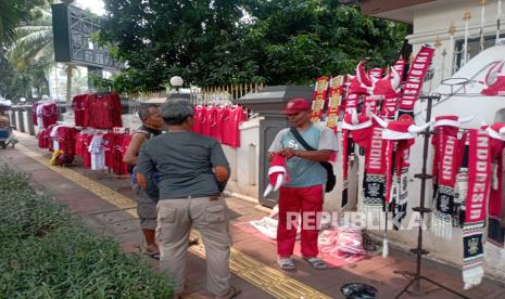 Penjual pernak-pernik timnas berjualan di sekitar kawasan Gelora Bung Karno, Senayan, Jakarta, (jumat (15/11/2024) menjelang laga timnas Indonesia vs Jepang,