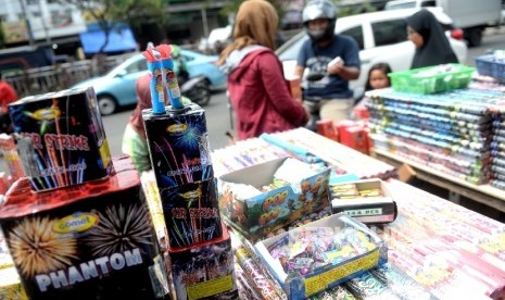 Penjual petasan tahun baru menggelar lapak di Pasar Gembrong, Jakarta Timur, Jumat (30/12).  