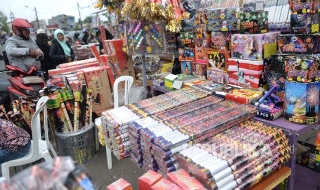 Penjual petasan tahun baru menggelar lapak di Pasar Gembrong, Jakarta Timur, Jumat (30/12). 