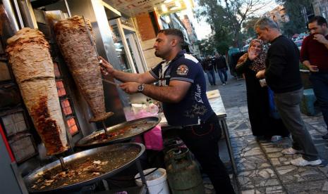 Penjual shawarma (Ilustrasi). Shawarma biasanya menggunakan daging ayam, kambing, domba, sapi, hingga kalkun.