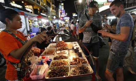 Penjual street food sedang melayani pembeli di sebuah kawasan di Thailand (ilustrasi).