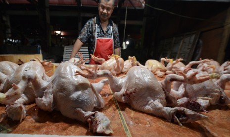 Penjualan daging ayam.