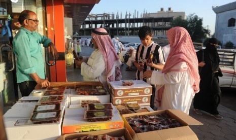 Penjualan kurma Ramadhan di Makkah. Penduduk Makkah Rayakan Malam Ramadhan Penuh Nostalgia