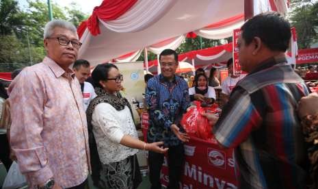 Penjualan minyak goreng kemasan dari Sinar Mas bagi keluarga besar Kemenlu dalam kegiatan bazaar yang berlangsung di Kantor Kemenlu, Jakarta Pusat, Rabu (15/8) .