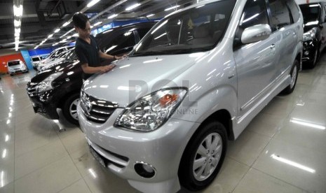 Pegawai mengelap mobil yang dipajang salah satu showroom di pusat penjualan mobil bekas Mangga Dua, Jakarta, Rabu (2/7).(Republika/ Wihdan).