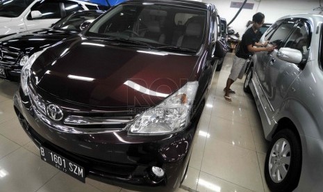 Penjualan Mobi Bekas. Pegawai mengelap mobil yang dipajang salah satu showroom di pusat penjualan mobil bekas Mangga Dua, Jakarta, Rabu (2/7).(Republika/ Wihdan).