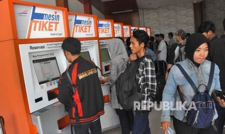  Penjualan Tiket Kereta Lebaran. Calon penumpang memesan tiket kereta tujuan luar kota pada mesin tiket di Stasiun Pasar Senen, Jakarta, Senin (25/2/2019).