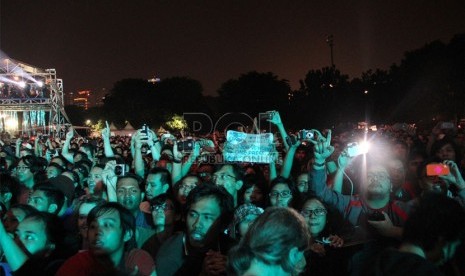 Penonton konser The Stone Roses di Lapangan D Senayan, Jakarta, Sabtu (24/2).   (Republika/Sadly Rachman)