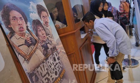 Penonton memesan tiket Warkop DKI Reborn Part 1 pada acara BJB Wide Screen di Bekasi, Sabtu (10/9)