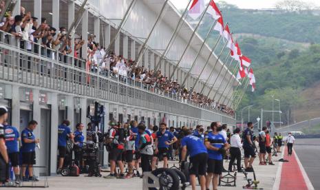 Penonton mengamati para kru tim bersiaga di paddock saat jelang balapan pertama (race 1) kelas WorldSSP di Pertamina Mandalika International Street Circuit saat balapan WSBK seri Indonesia 2021 di Lombok Tengah, Nusa Tenggara Barat (NTB), Sabtu (20/11/2021).