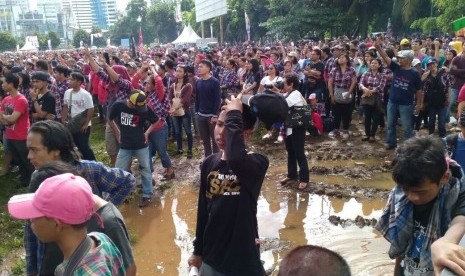 Penonton menyaksikan 'Konser Gue2' di Senayan, Jakarta, Sabtu (4/2). 