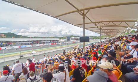 Penonton menyaksikan kualifikasi MotoGP Mandalika di tribun zona A, Pertamina Mandalika International Street Circuit di Praya, Lombok Tengah, NTB, Sabtu (19/3/2022). Hari kedua MotoGP Mandalika mulai disaksikan ribuan penonton yang datang dari Lombok dan berbagai daerah di Indonesia. 