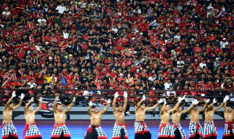 Penonton menyaksikan pembukaan kompetisi Liga 1 2022/2023 di Stadion Kapten I Wayan Dipta, Gianyar, Bali, Sabtu (23/7/2022). Kompetisi Liga 1 musim 2022/2023. Perhimpunan Hotel dan Restoran Indonesia (PHRI) Bali berharap penyelenggaraan Piala Dunia U20 di Indonesia, dapat membantu menaikkan okupansi hotel menjadi 80 persen. 