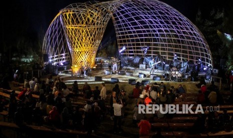 Penonton menyaksikan penampilan salah satu musisi jazz dalam Jazz Gunung bromo 2019 di Jiwa Jawa Resort Probolinggo, Jawa Timur, Jumat (26/7/2019). 