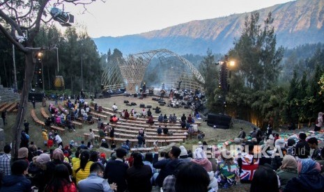 Penonton menyaksikan penampilan salah satu musisi jazz dalam Jazz Gunung bromo 2019 di Jiwa Jawa Resort Probolinggo, Jawa Timur, Jumat (26/7/2019). Tahun ini, Jazz Gunung Indonesia Hybrid Concert akan digelar dengan memastikan semua musisi, kru, dan penonton wajib dipastikan negatif Covid-19 lewat tes antigen.