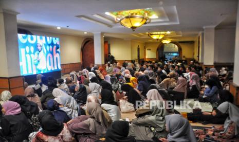 Penonton menyimak tausiyah Habib Husein Jafar Al Hadar  saat gelaran Festival Hijriah di Gedung Convention Hall Masjid Agung Jawa Tengah, Kota Semarang, Jawa Tengah, Rabu (2/8/2023). Dalam tausiyahnya Habib menyampaikan pesan dakwah dengan tema nilai-nilai hijrah pada momen tahun baru 1445 Hijriah.  Festival Hijriah  tersebut digelar oleh Republika bekerjasama dengan Kamar Dagang dan Industri (KADIN) Komite Tiongkok dalam rangka menyambut 1 Muharram 1445 Hijriah yang berlangsung hingga 10 Agustus mendatang di sembilan kota. Selain itu, gelaran Festival Hijriah juga menghadirkan beragam kegiatan yakni seperti bazar UMKM dan penampilan seni budaya Xinjiang dari komunitas lokal.