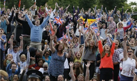 Penonton tuan rumah Inggris bersorak gembira ketika menyaksikan petenis mereka, Andy Murray, akhirnya berhasil mengalahkan petenis Spanyol, Fernando Verdasco, untuk lolos ke semifinal Wimbledon di London, Inggris, Rabu (3/7). 