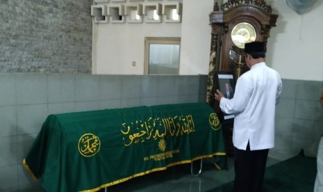 Pentakziah mendoakan almarhum Ketua Pimpinan Pusat (PP) Muhammadiyah dan Wakil Ketua Umum Majelis Ulama Indonesia (MUI) Yunahar Ilyas saat melayat di tempat persemayaman di PP Muhammadiyah, Yogyakarta, Jumat (3/1).