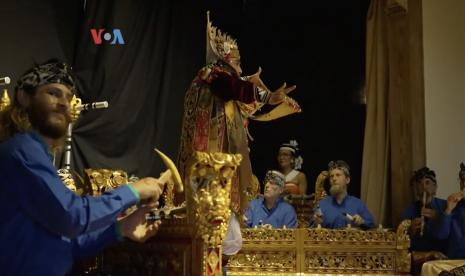 Pentas bertajuk Salya Satiawati dibawakan Anak Agung Anom Putra bersama dua seniman Bali lain, diiringi gamelan Gadung Kasturi dari Richmond, California.