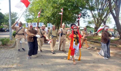 Pentas seni raykat Indramayu turut memeriahkan HUT Kemerdekaan RI-77 di lingkungan KIP Balongan.