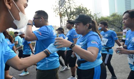 Pentingnya Cukupi Cairan Tubuh saat Lari Marathon di Cuaca Panas.