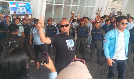 Pentolan band Dewa 19, Ahmad Dani saat  tiba di kampanye akbar Stadion Utama Gelora Bung Karno (SUGBK), Senayan, Jakarta Pusat, Sabtu (10/2/2024).  