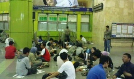 PENUH PERJUANGAN: Calon penumpang kereta api menginap di Stasiun Gambir, Jakarta, demi antri untuk memperoleh tiket mudik lebaran