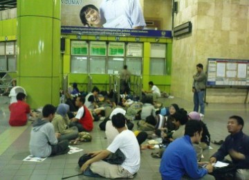 PENUH PERJUANGAN: Calon penumpang kereta api menginap di Stasiun Gambir, Jakarta, demi antri untuk memperoleh tiket mudik lebaran