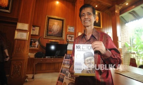 Penulis buku A Makmur Makka memegang buku dalam acara peluncuran buku Mr Crack dari Pare-Pare di perpustakaan Habibie dan Ainun, Jakarta, Selasa (13/2).