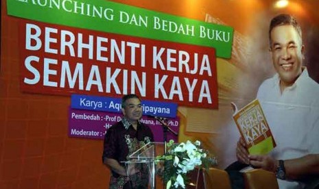 Penulis buku berjudul “Berhenti Kerja Semakin Kaya” Aqua Dwipayana saat peluncuran dan bedah buku karyanya di Jakarta, Rabu (23/1) malam.